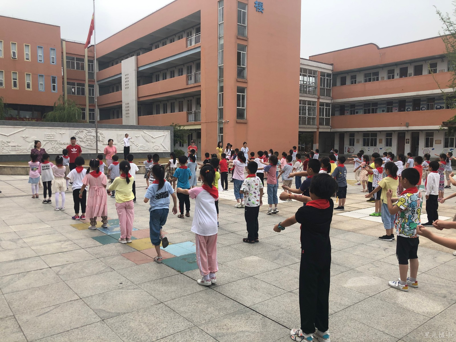 二年级的小同学.jpg