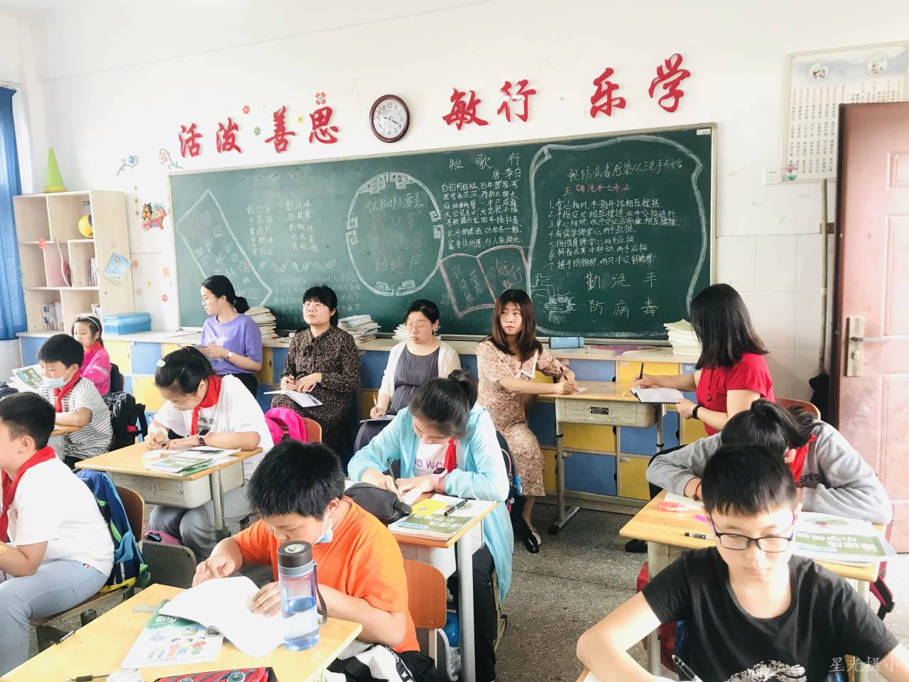 参与听课的教师.jpg