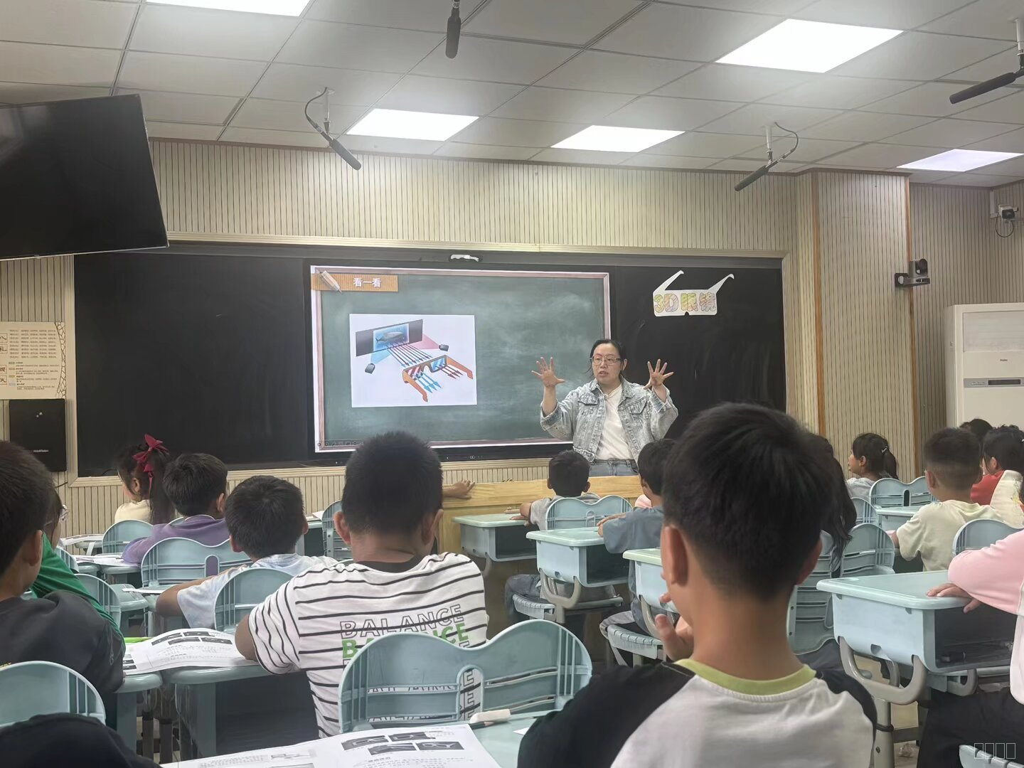 王老师上课.jpeg 王老师上课.jpeg