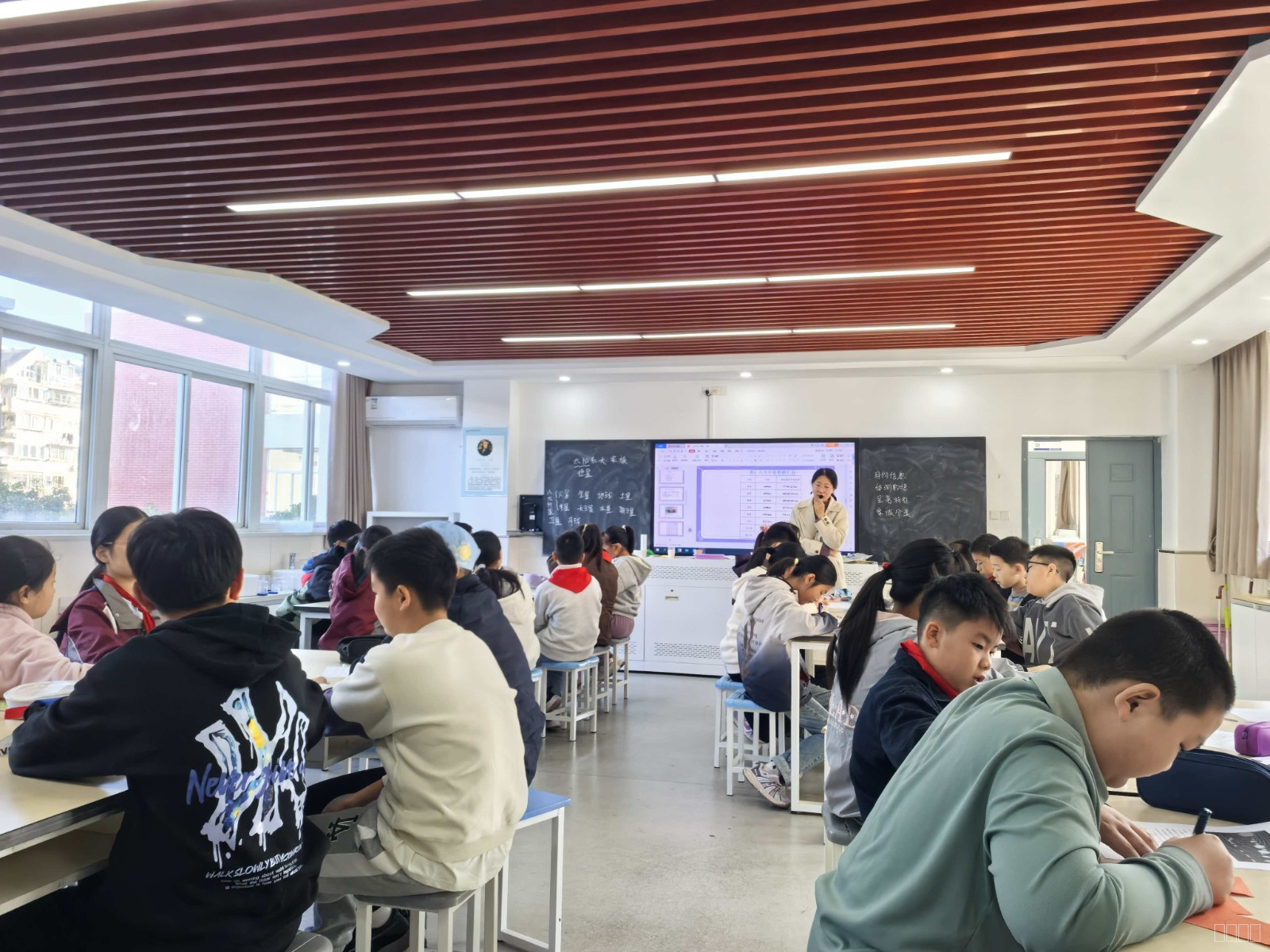 上课老师1.jpg 上课老师1.jpg