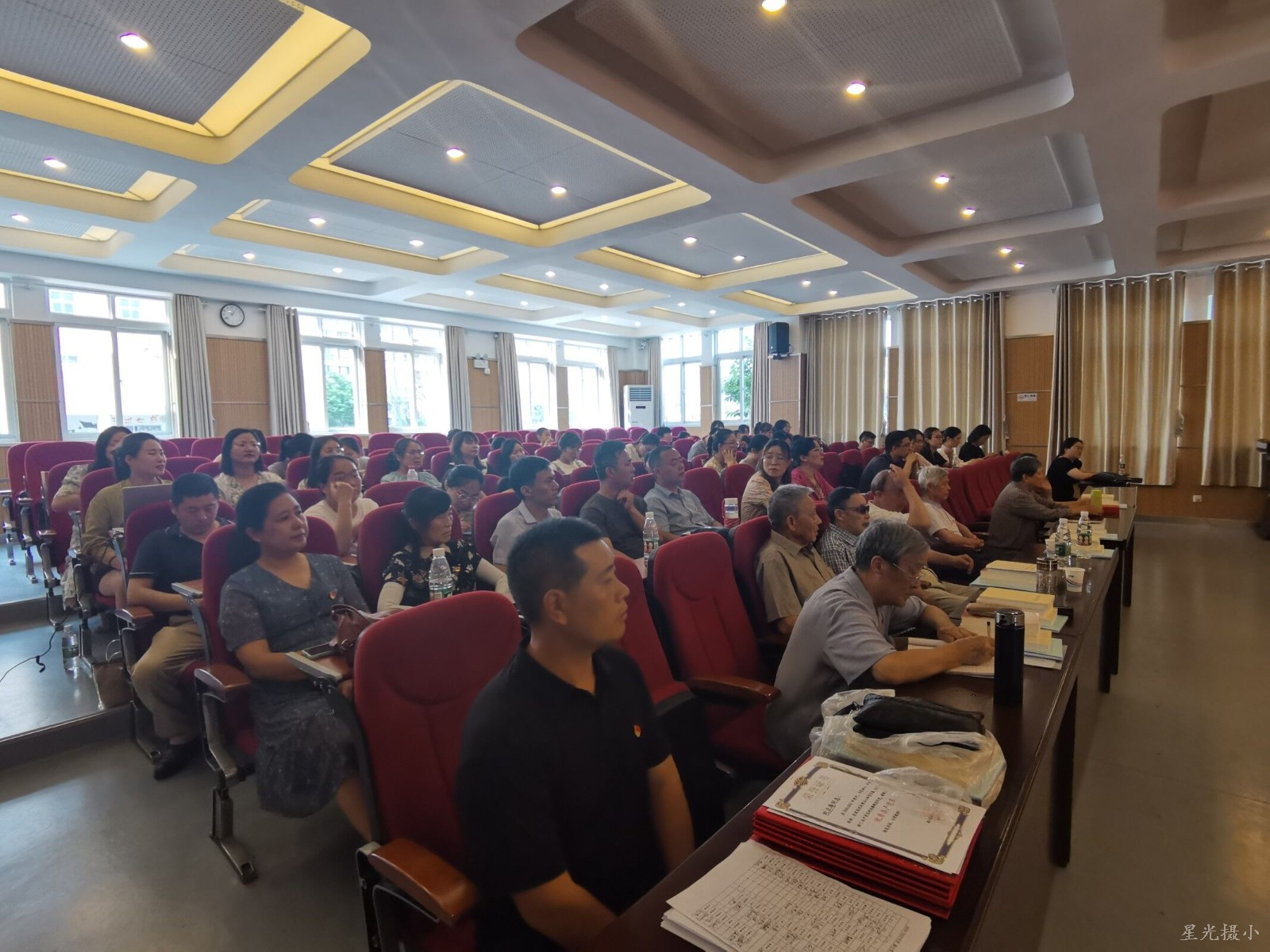 与会党员认真参会.jpg