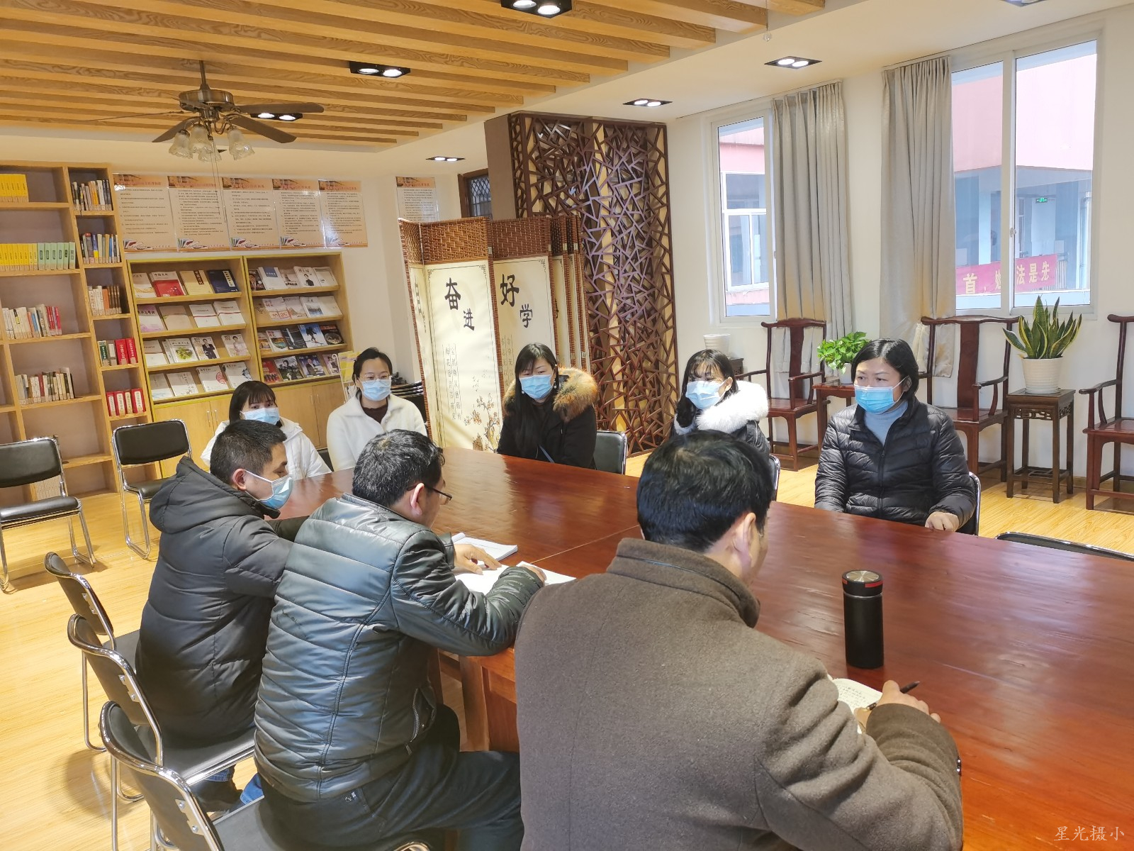 王洪来主任主持会议.jpg