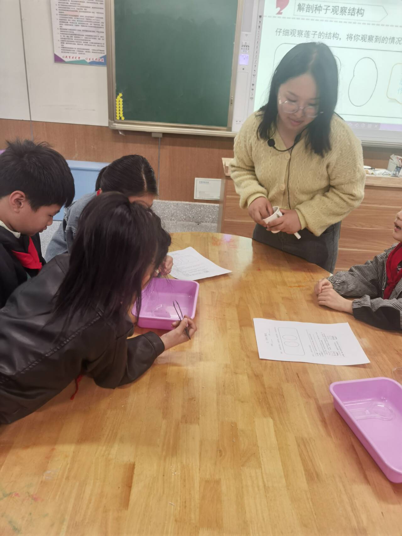 吕老师指导学生实验.jpg