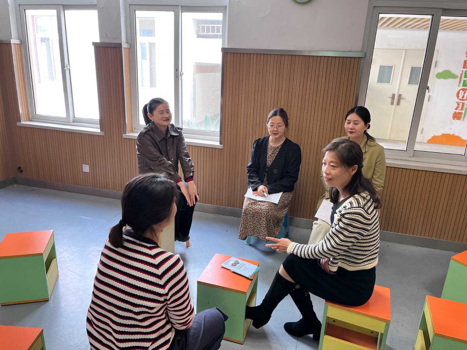 教师研讨.jpg 教师研讨.jpg