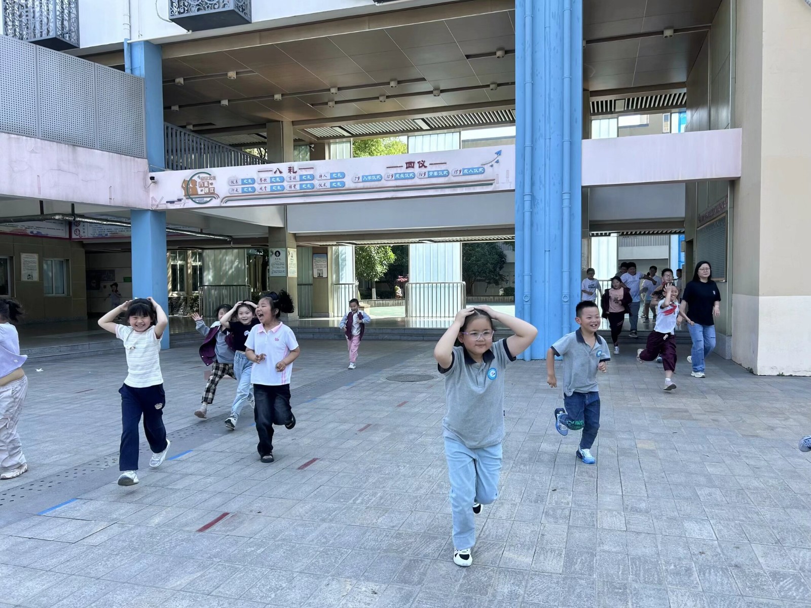 【星光摄小】（安全第一）摄山星城小学天佐路分校开展防震疏散演练