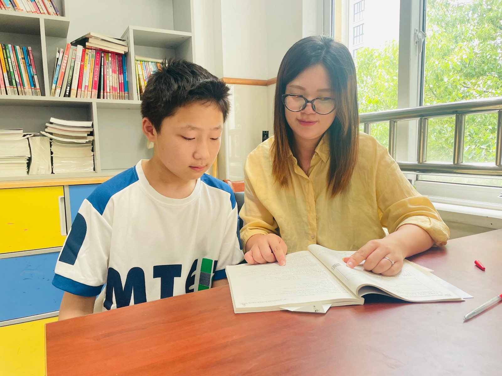 【摄小党建•优秀个人】党旗领航扬风帆 英语筑梦绽芬芳