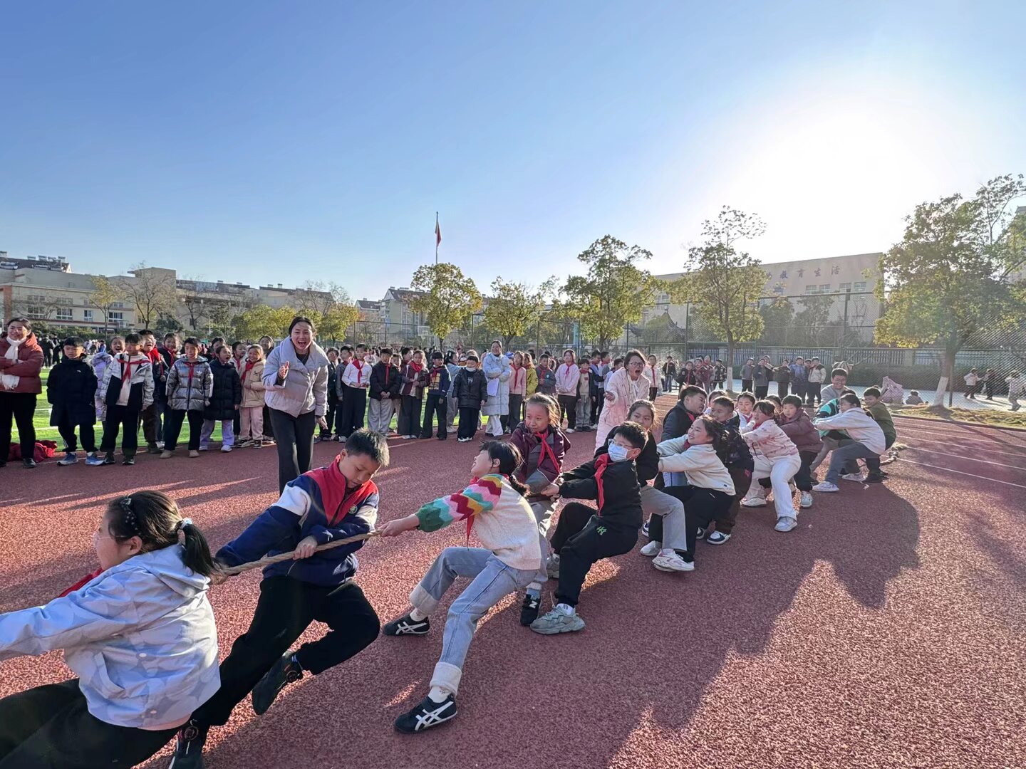 力拔山“河”展风采，团结一心向未来 ——摄山星城小学天佐路分校“一月一赛”之四年级拔河比赛