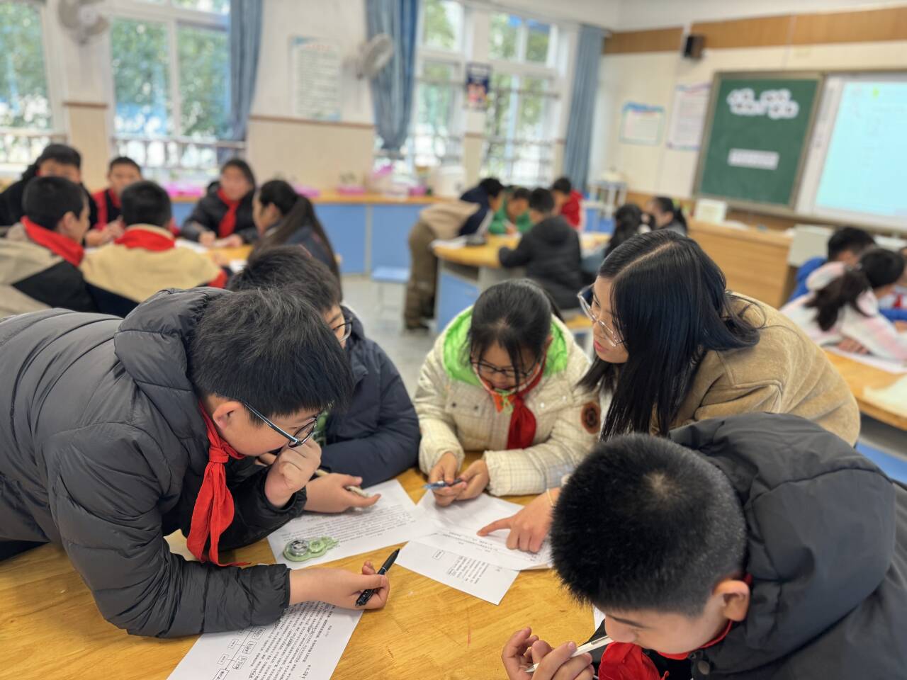 许晗老师指导学生实验.jpg
