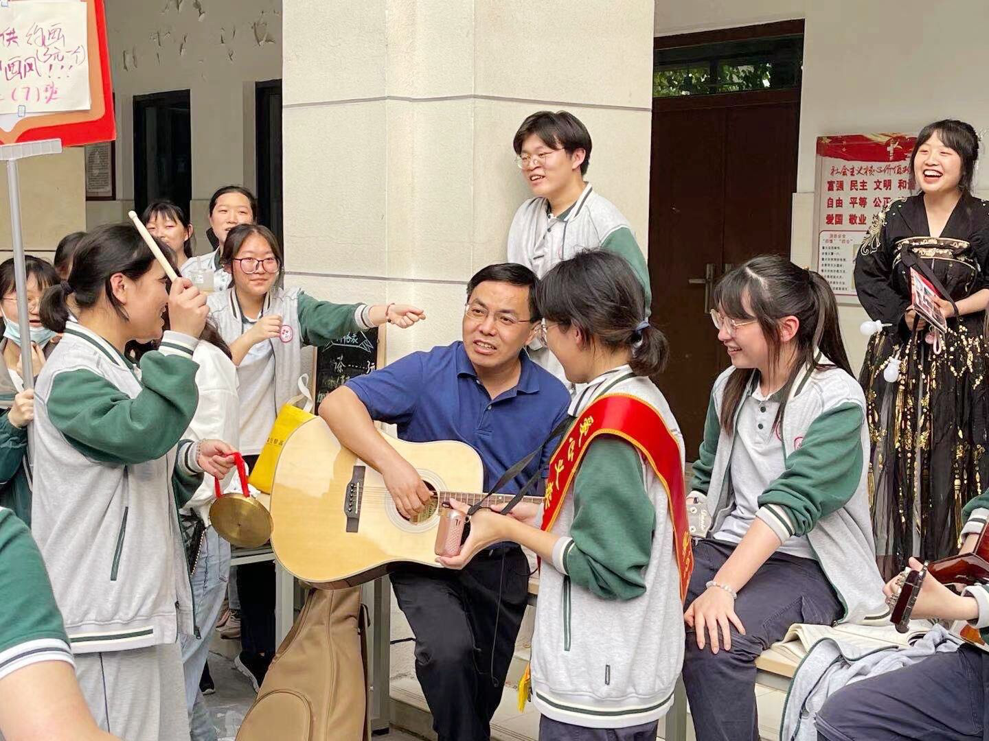 【毅行栖中】 “赠人玫瑰 手有余香， 爱心接力赛 学子来助力” -----记栖霞中学高二年级爱心义卖活动