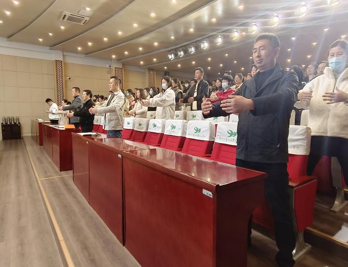 著名八段锦功法大师现身学校_html_mf33c1dc.jpg