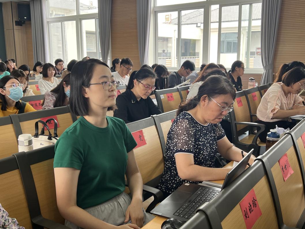语文组区教研活动新闻稿_html_m7fcd27c0.jpg