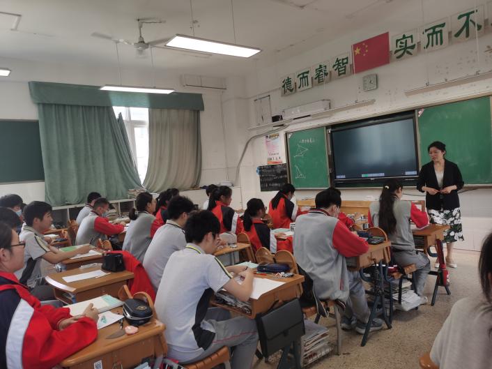 5.15九年级数学教研活动新闻稿_html_7e52326e.jpg