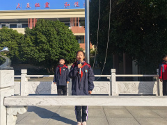 【乐心乐园·红领巾在线】心灵阳光照，欺凌无处藏  ——八卦洲中心校第十三周升旗仪式