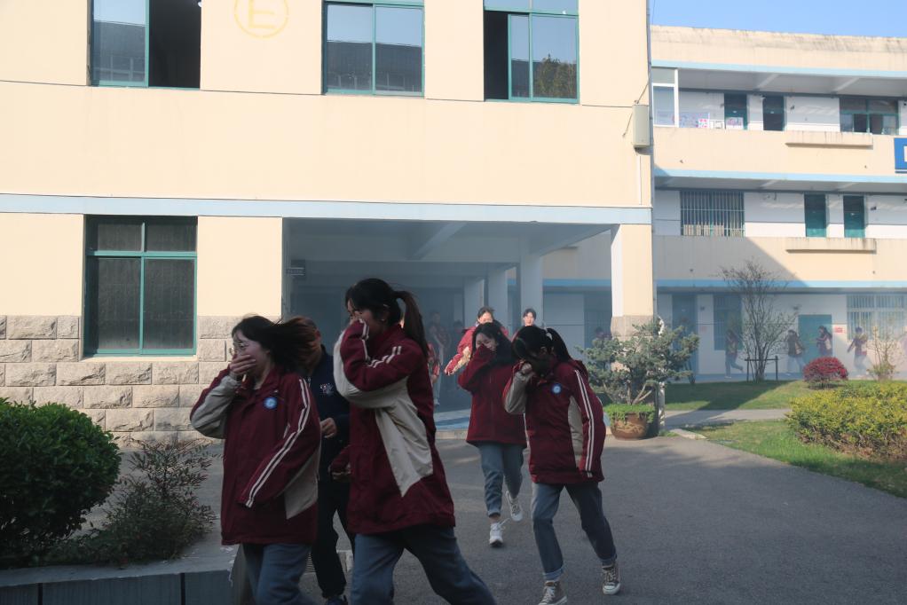 消防演练_html_m22a2b008.jpg