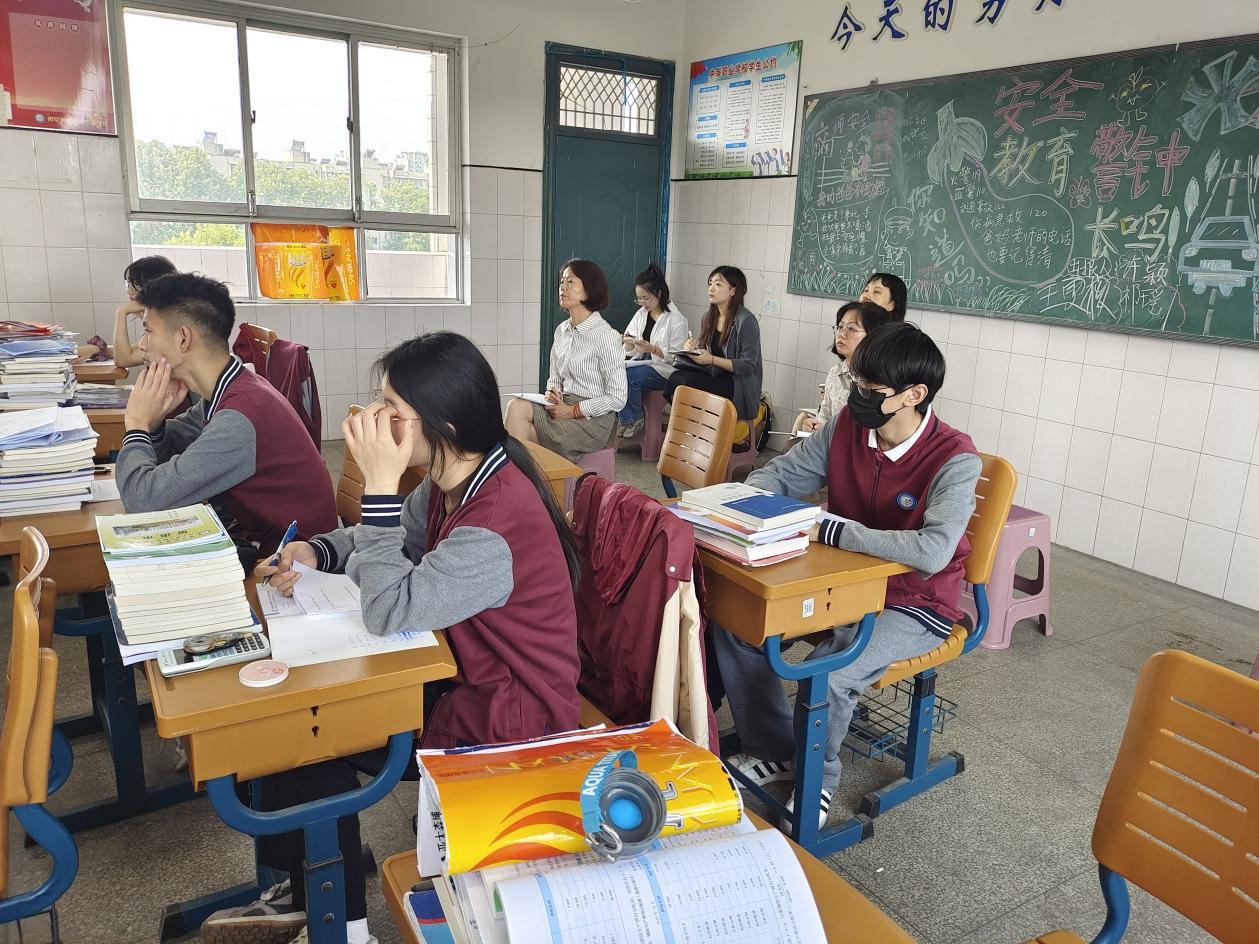 新港中专校开展新教师推门听课教学督导活动20220928_html_5a15f9e5.jpg