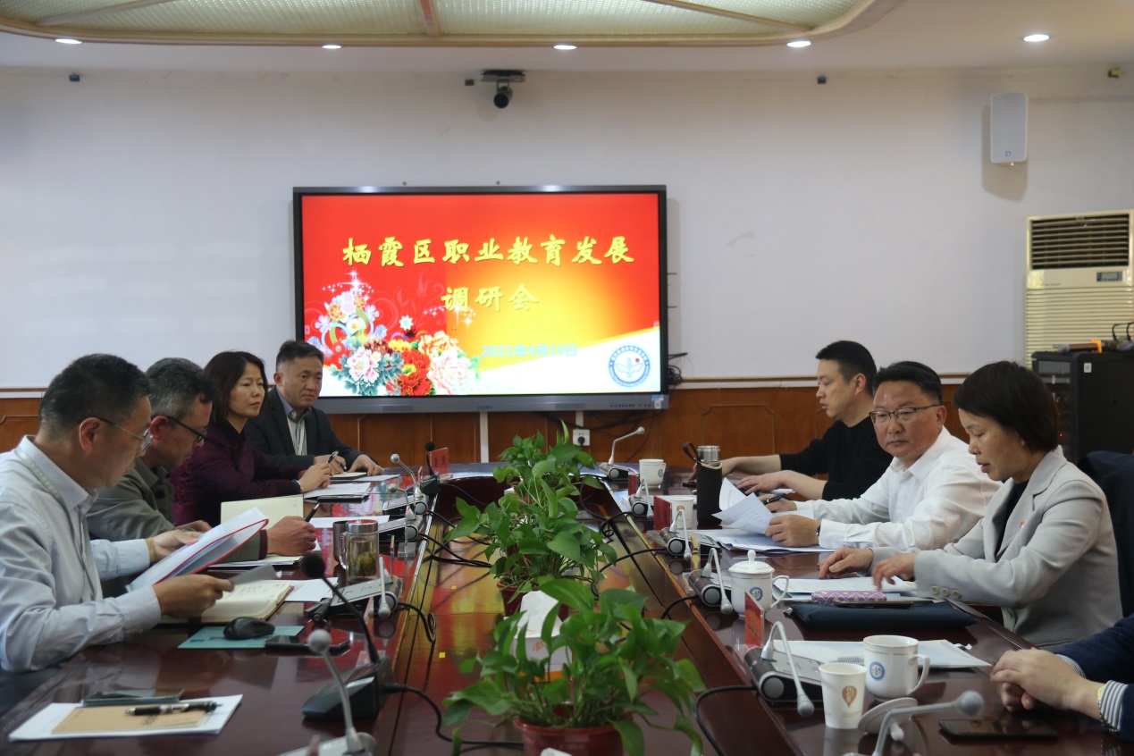 卢静副区长调研新港中专校1_html_m19554b18.jpg