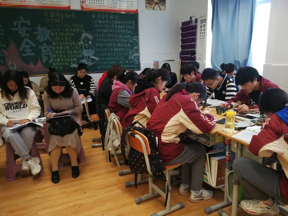 20221014同课异构 同放异彩（迈皋桥英语组“同课异构”研讨活动）1_html_m1f97ea4a.jpg