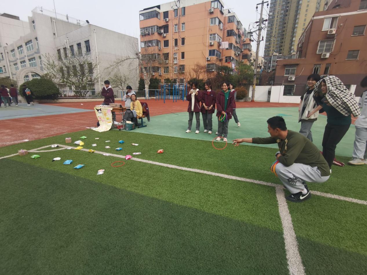 爱心义卖传温情 新港学子在行动——新港中等学校爱心义卖活动_html_m7c49ba5b.jpg