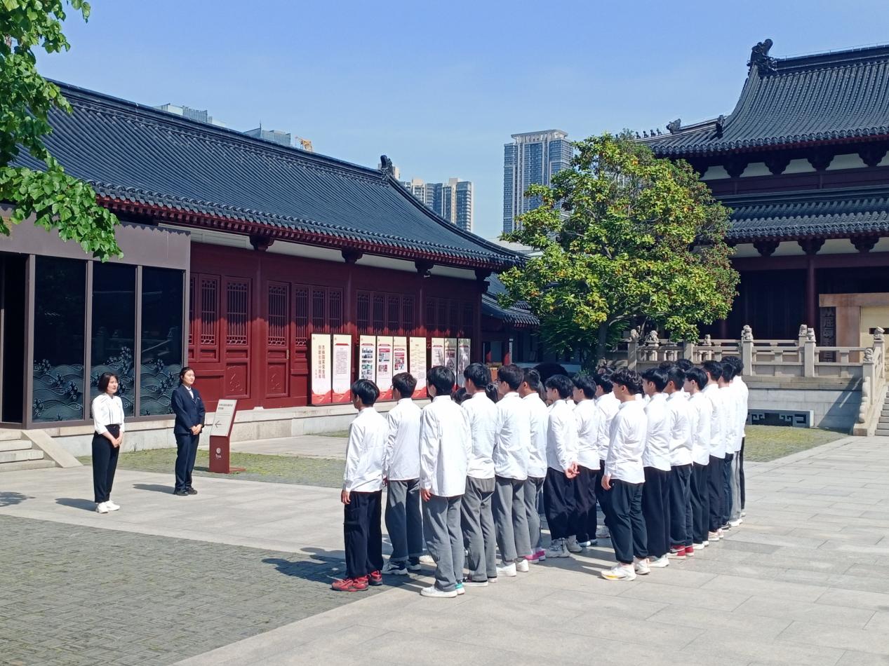 互助帮扶 南京信息职业技术学院智能交通学院团支部组织青海班参观静海寺_html_39fc509e.jpg