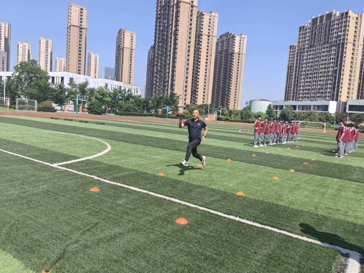5月29日  共采研思之芳华，同绘教学之新景 市体育公开课 _html_2881d44f.jpg