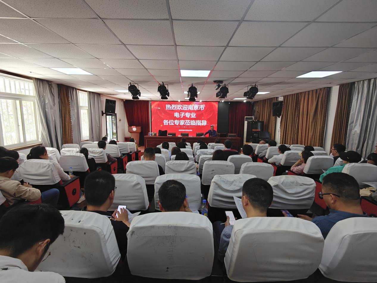 以研兴教，共筑教育新篇章——南京新港中专电子教研组市级教研活动_html_5ac674f8.jpg