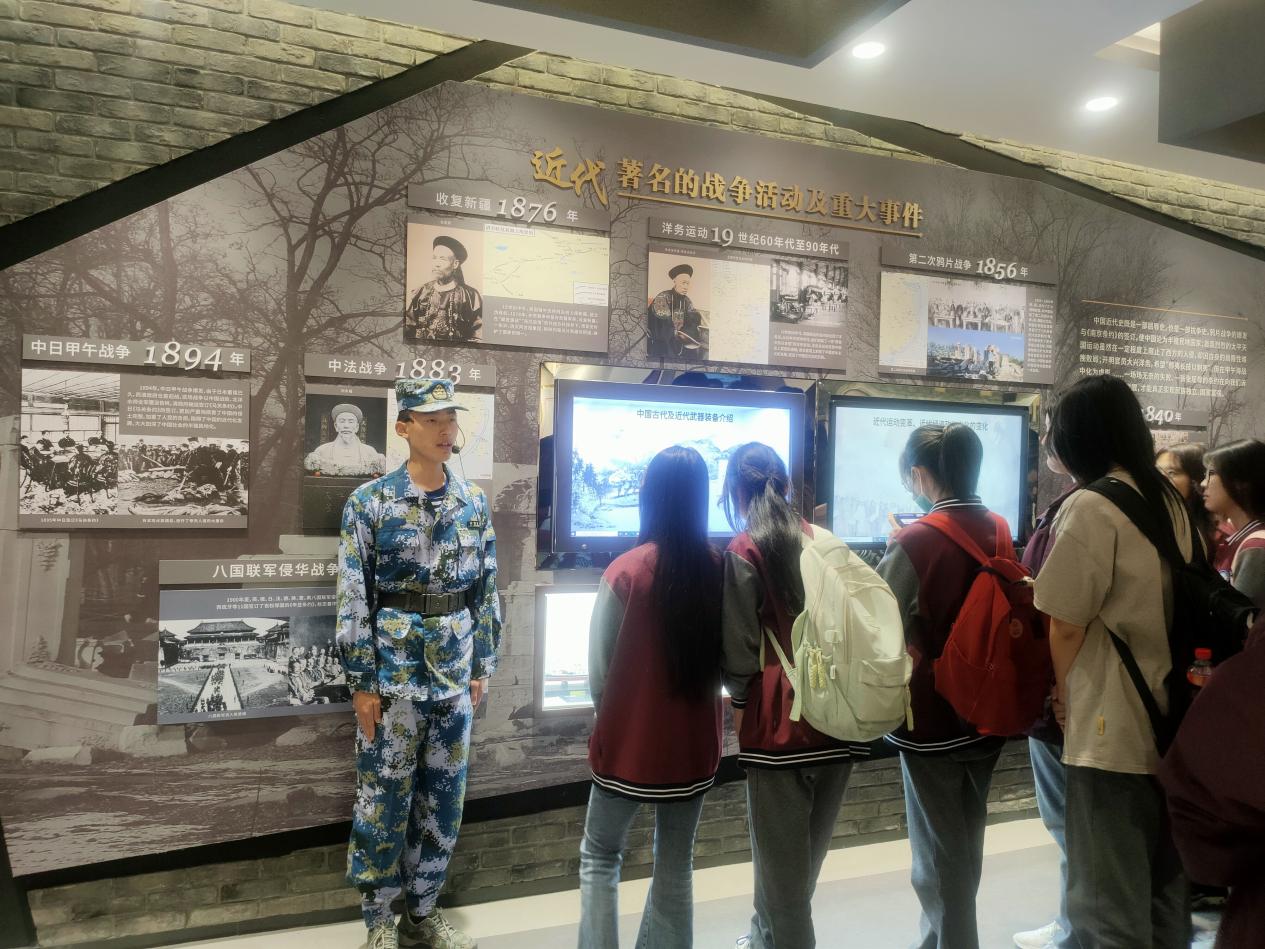 5月21日 栖霞行知行通讯稿   学生到南京信息职业技术学院国防教育馆参观学习_html_m36683407.jpg