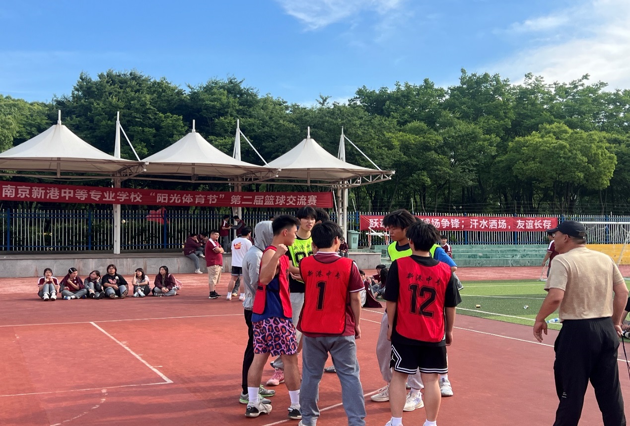 青春激扬，热血碰撞；篮球梦想，校园绽放_html_5d6f3be6.jpg