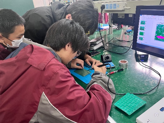职业体验日(新闻稿)_html_61c8bde2.jpg