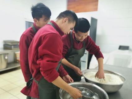 享美味“食”光，解最深乡愁-21物联网青海班开展学生制作家乡美食活动_html_436eadb4.jpg