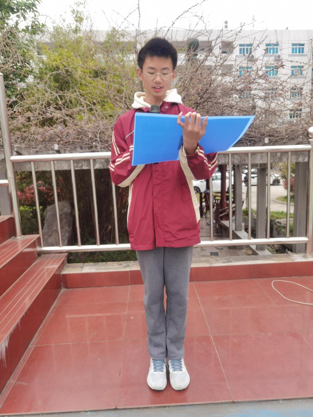 4月4日 第九周升旗仪式 缅怀先烈，常怀感恩_html_m3a8ad96e.jpg