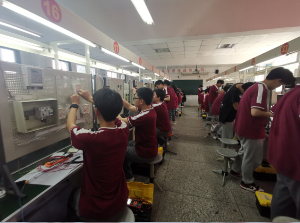 精于技能，匠心筑梦——新港中专校机电工程系电子技能节成功举行_html_3aeab55d.png