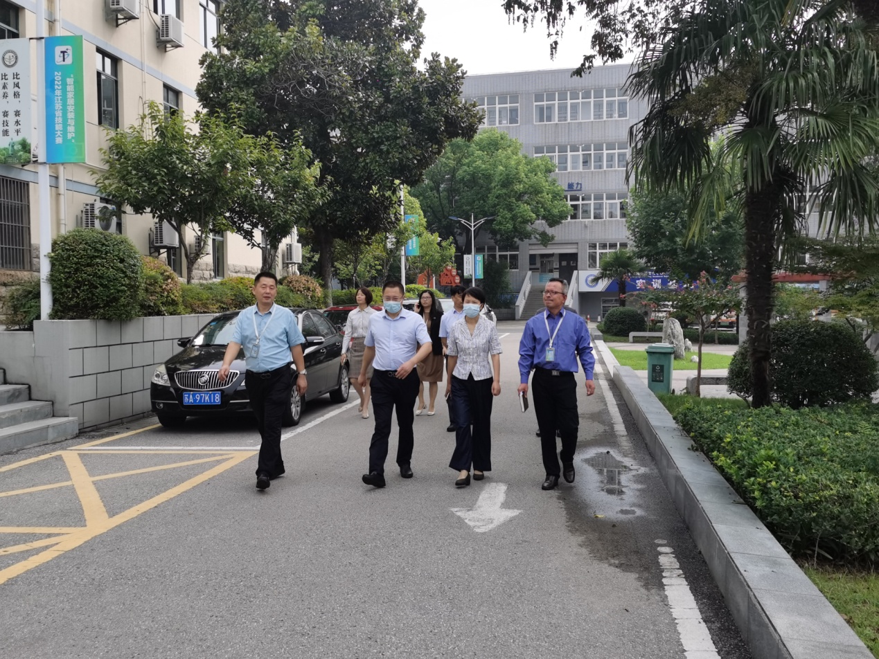 卢静副区长调研新港中专校9.2(1)_html_14da9329.jpg