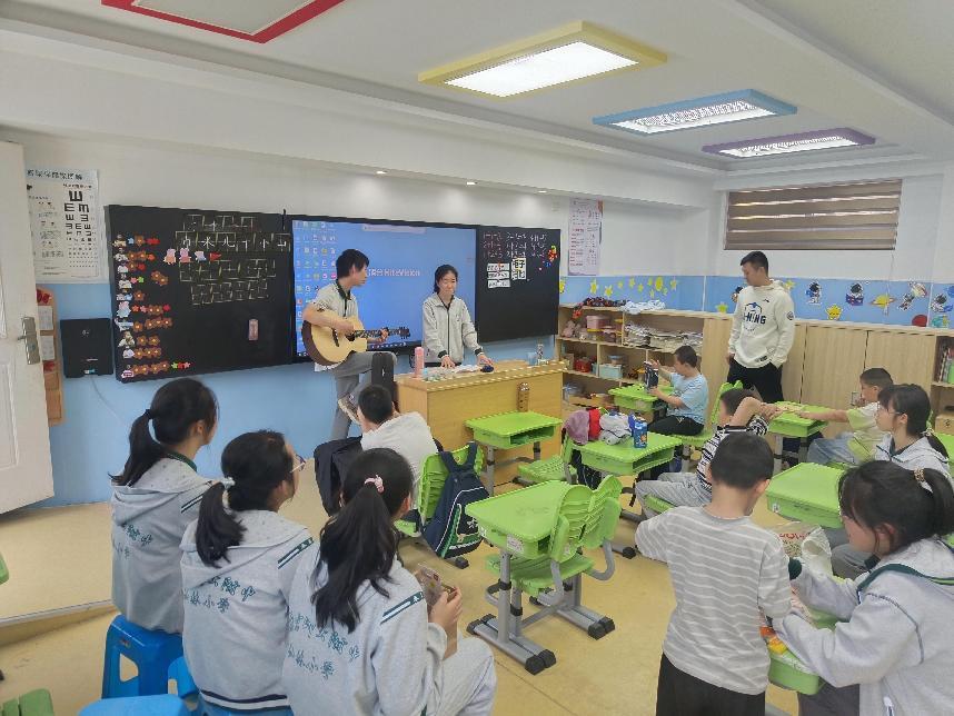 特别的爱给特别的你——记附中仙林中小学志愿者前往栖霞特殊教育学校开展志愿服务_html_44dccf30.jpg