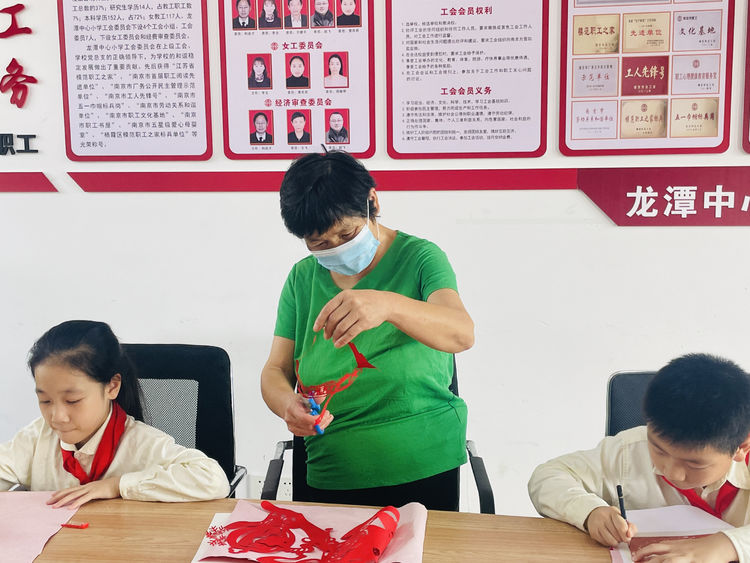 【灵美龙小·龙岸】童心爱祖国，文化永传承——龙潭中心小学龙岸花园校区国庆节剪纸活动_html_72b4f546.jpg