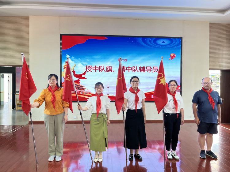 学习二十大 争做好队员——龙潭中心小学江畔人家分校一年级分批入队仪式_html_2d9a9a94.jpg