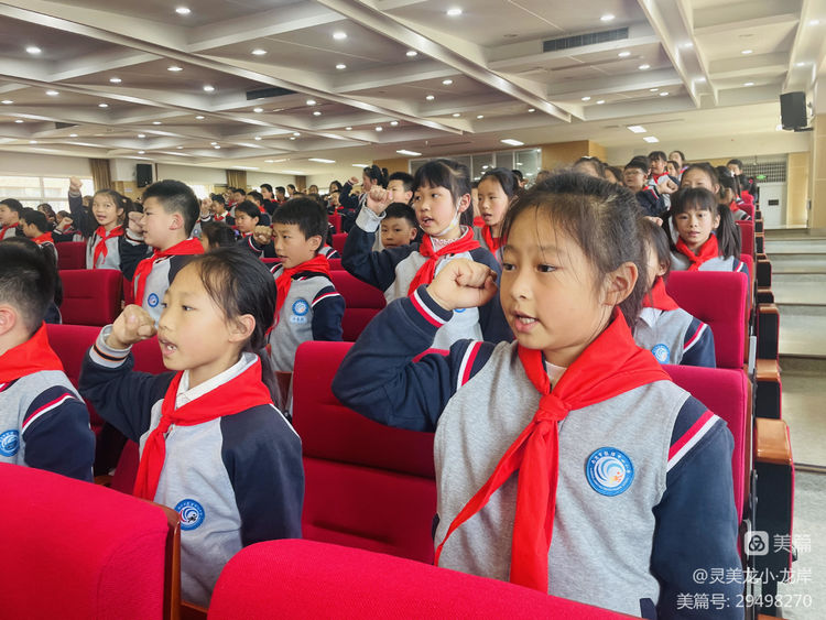 【灵美龙小&middot;龙岸】喜迎二十大，争做好队员——龙潭中心小学龙岸花园校区二年级第二批分批入队仪式_html_21d56ceb.jpg