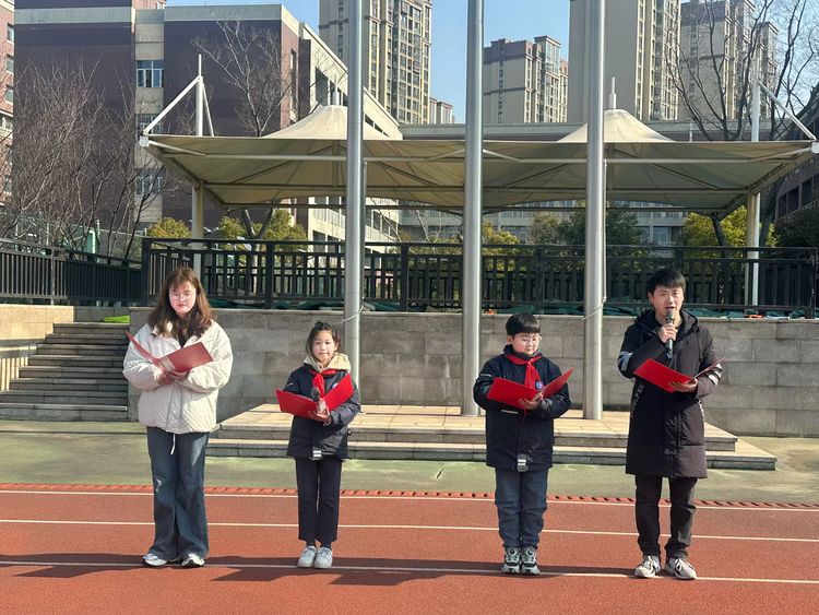 2025.2.13春光为序 共赴新程——龙潭中心小学举行2024-2025学年第二学期开学典礼_html_m91a9347.jpg