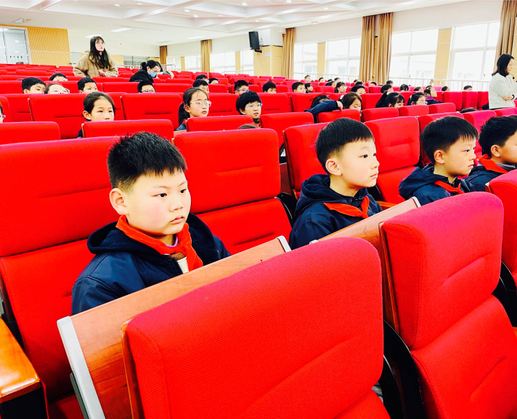 【灵美龙小】与法同行 法治进校园——龙潭中心小学开展法治教育专题讲座_html_694dd31f.jpg
