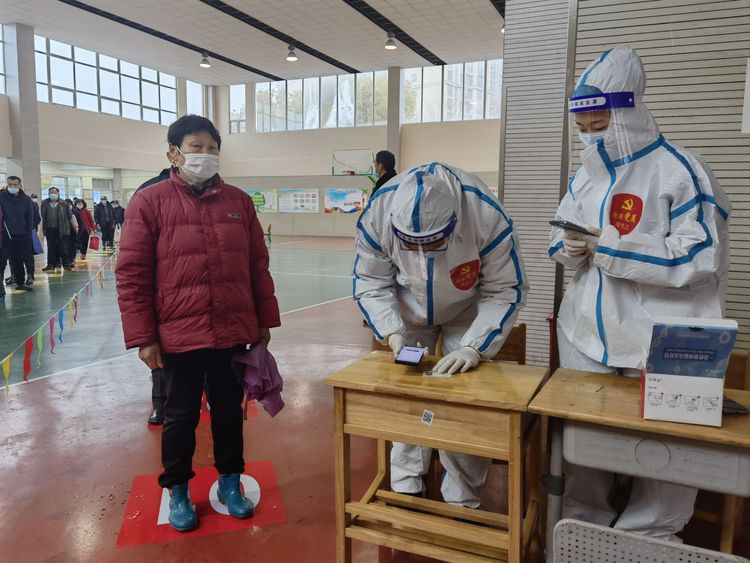 【江畔先锋·特色活动】同心抗疫,龙潭中心小学江畔人家校区教师积极参加抗疫志愿服务_html_730cc9da.jpg