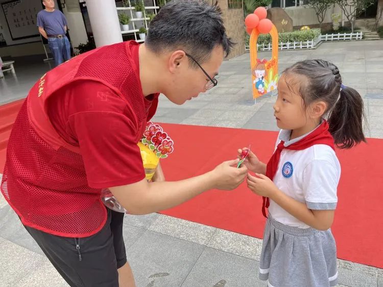 【灵美龙小&middot;江畔】讲文明爱劳动 筑新梦跃新程——龙潭中心小学江畔人家分校举行2023年秋季学期开学典礼暨入学仪式_html_m67cc5a8e.jpg