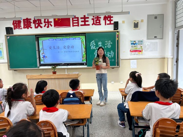【灵美龙小】家校共育 携手同行——龙潭中心小学校外劳动辅导员进校园活动_html_57e37358.jpg