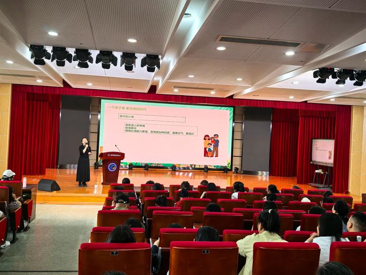 2025.4.29用成长型思维助力孩子成长——龙潭中心小学开展第13期家长学堂活动_html_3b858191.jpg