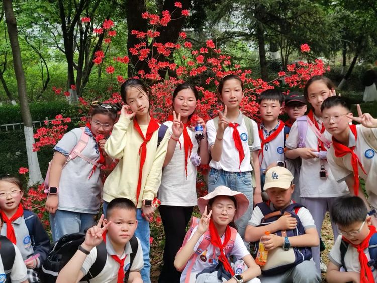 2025.4.10用脚步丈量金陵 用眼睛记录春天——龙潭中心小学开展春季社会实践活动_html_48bcae95.jpg