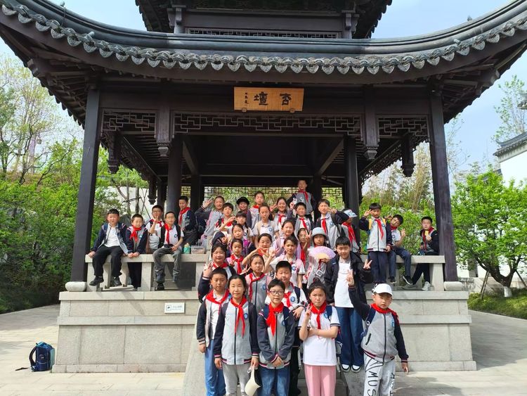 2025.4.10用脚步丈量金陵 用眼睛记录春天——龙潭中心小学开展春季社会实践活动_html_53d10878.jpg