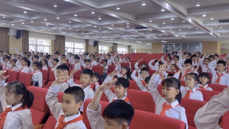 【灵美龙小·少先队】红领巾爱祖国——龙潭中心小学（本部）一年级分批入队_html_m7f25c509.jpg