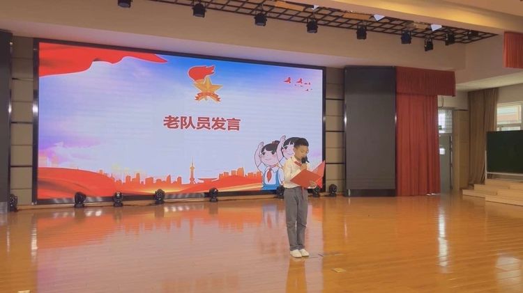 【灵美龙小·少先队】红领巾爱祖国——龙潭中心小学（本部）一年级分批入队_html_m77573682.jpg