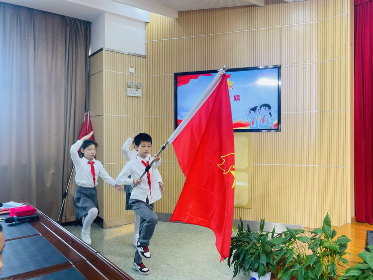 【灵美龙小·少先队】红领巾爱祖国——龙潭中心小学（本部）一年级分批入队_html_309354fb.jpg