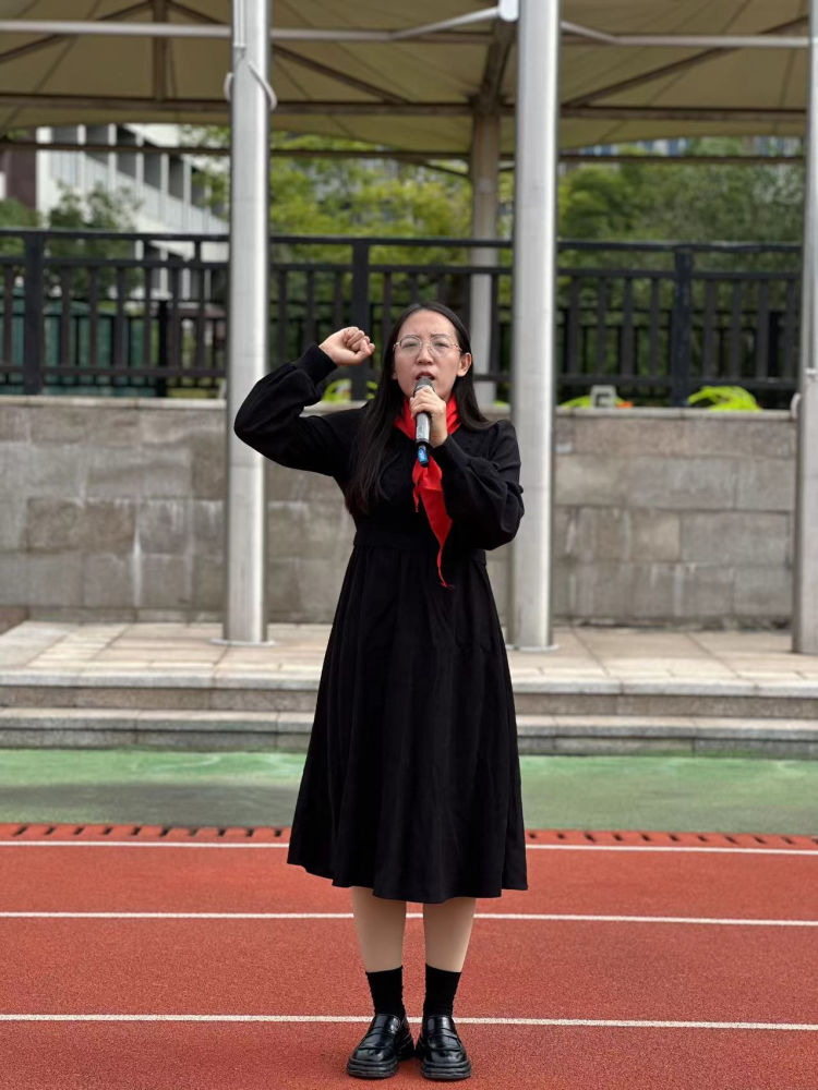 【灵美龙小】争做新时代好队员—龙潭中心小学举行2022级第二批入队仪式_html_m5ec0781e.jpg