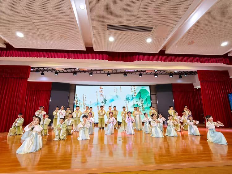 2025.5.22少年凌云志 不负好“拾”光——龙潭中心小学举行三年级十岁成长仪式_html_m1f6c4f2c.jpg