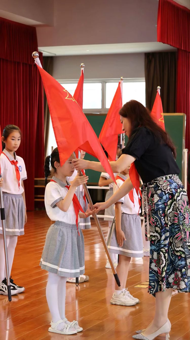 2025.5.30牢记党的教导 争做强国少年——龙潭中心小学举行一年级分批入队仪式_html_m2fce5629.jpg